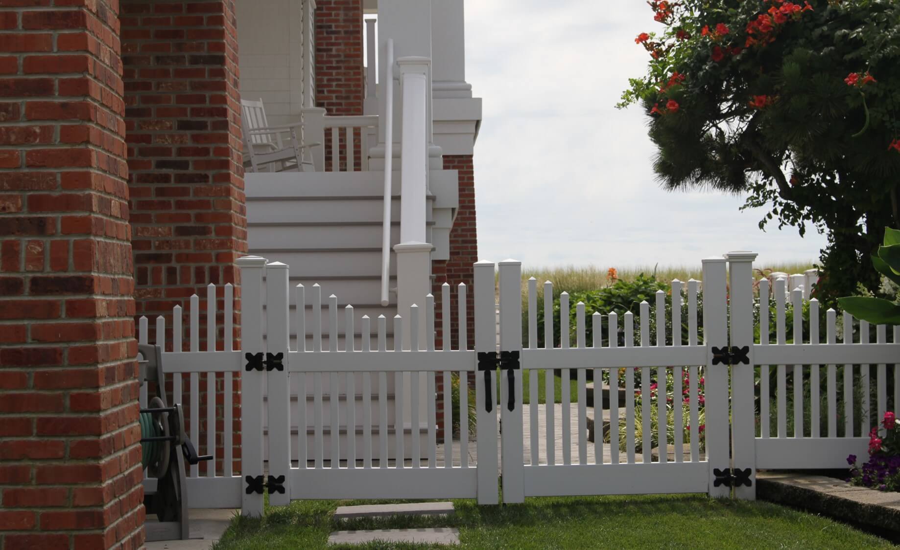new-england-vinyl-picket-fence-2