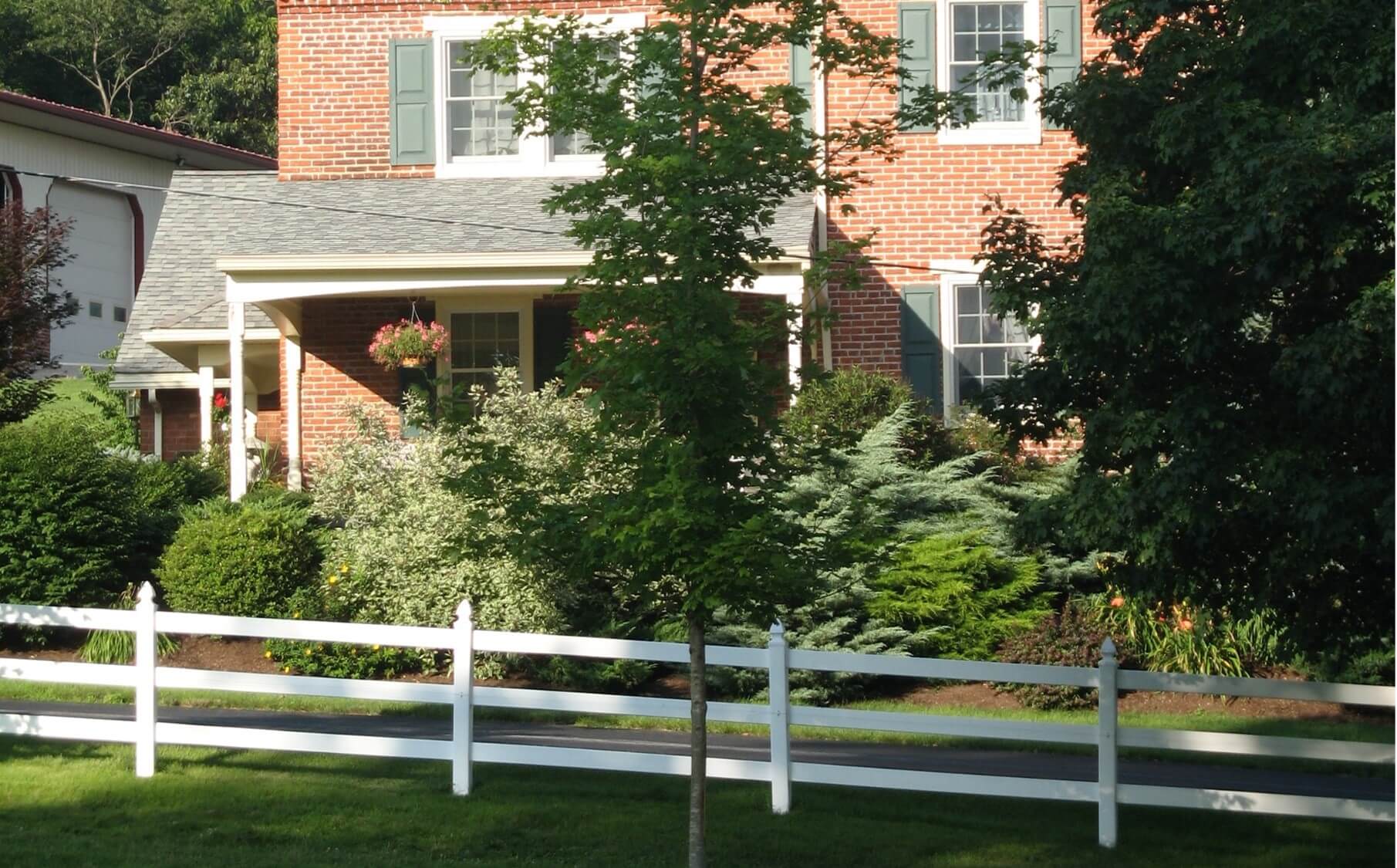 3-rail-post-rail-vinyl-fence-2