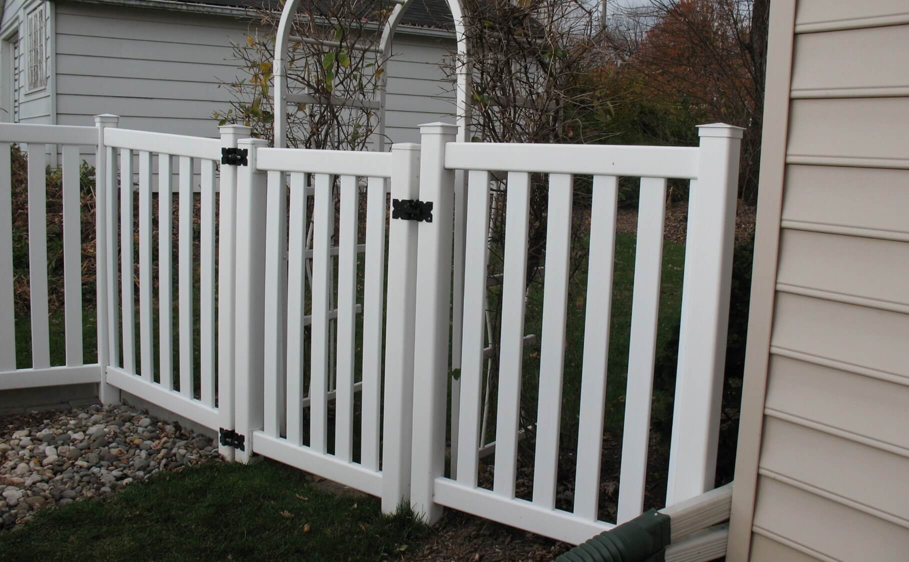 baron-vinyl-yard-fence-2