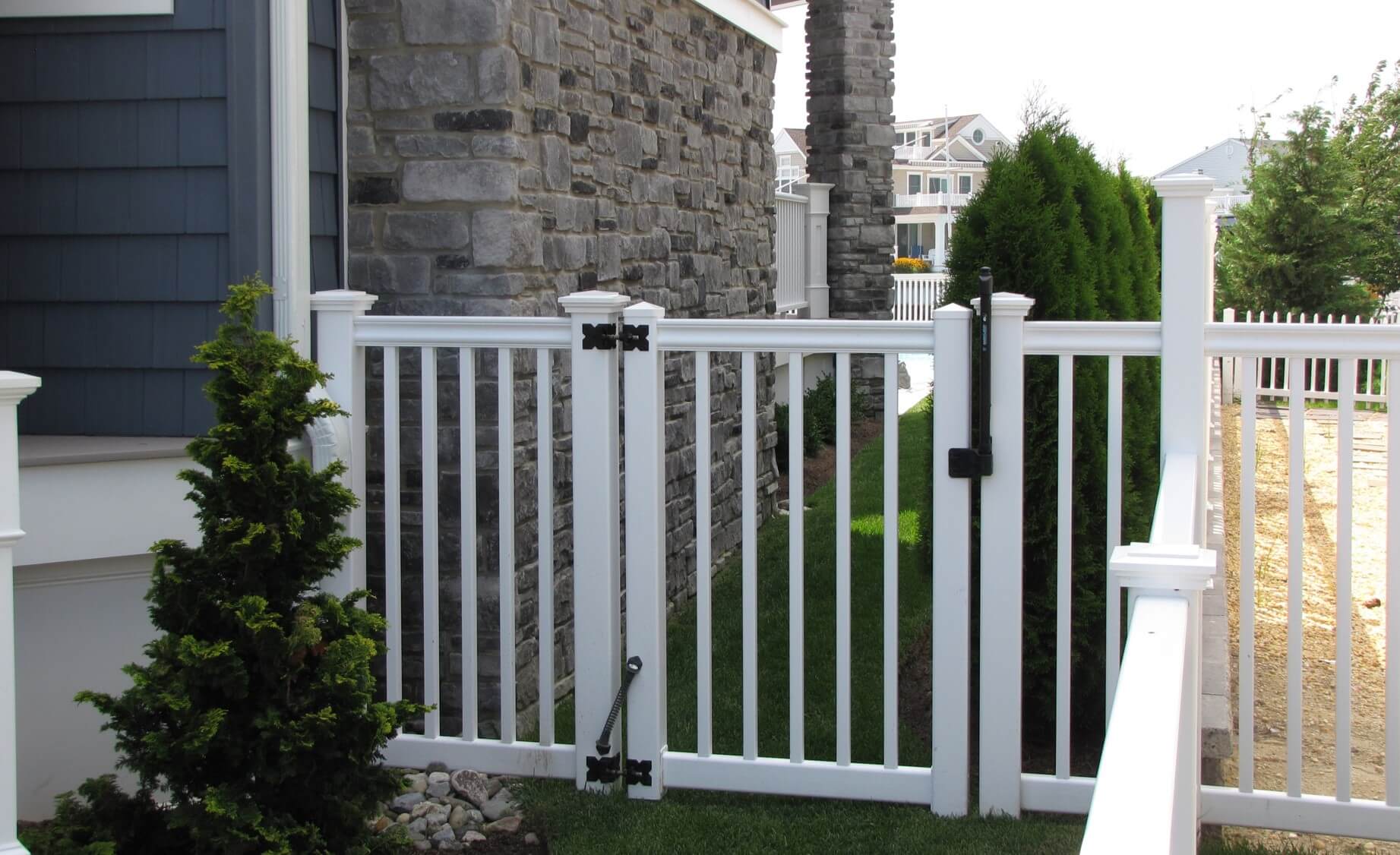 vinyl-gates-with-gate-hardware-superior-plastic-products-3